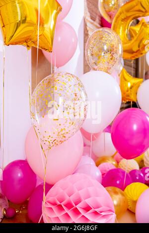 Rosa und weiße Ballone in der Empfangshalle.Ballons gefüllt mit Helium, weiß und Gold Farben, gebunden mit goldenen Bändern.Flying Kugeln, als ein wesentlicher Stockfoto