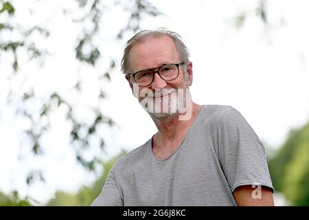 München, Deutschland. Juli 2021. Peter Lohmeyer (Schauspieler), Einzelbild, Einzelmotiv beschnitten, Porträt, Porträt, Hochformat. Filmpremiere „endlich Witwer-forever Young“ bei den Münchner Filmfestspielen am 6. Juli 2021. Kredit: dpa/Alamy Live Nachrichten Stockfoto
