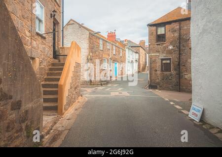 Ruhige Seitenstraße in der malerischen historischen Altstadt des malerischen Küstendorfes St. Ives, Cornwall, England, Großbritannien. Stockfoto