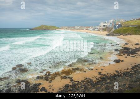 Moody, dramatische Aussicht auf Porthmeor Beach in der malerischen Hafenstadt St. Ives, Cornwall, England, Großbritannien. Stockfoto