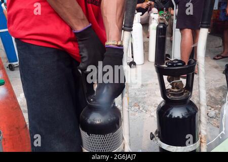 Jakarta, Indonesien. Juli 2021. Ein Mann überprüft eine Sauerstoffflasche, nachdem er sie an einer Tankstelle in Jakarta aufgefüllt hat.Indonesien steht vor einer Sauerstoffkrise, die durch einen Anstieg der Covid-19-Fälle ausgelöst wurde. Am 4. Juli kündigte die indonesische Regierung 2,284,084 bestätigte Fälle von COVID-19 in allen 34 Provinzen Indonesiens an, mit 295,228 aktiven Fällen und 60,582 Todesfällen. Kredit: SOPA Images Limited/Alamy Live Nachrichten Stockfoto