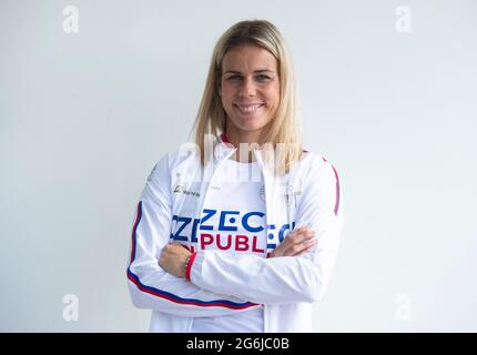 Der tschechische Athlet Nikola Ogrodnikova (Speer) posiert im neuen olympischen Anzug für die Olympischen Sommerspiele 2020 in Tokio in Prag, Tschechien, 3. Juli 2021. Stockfoto