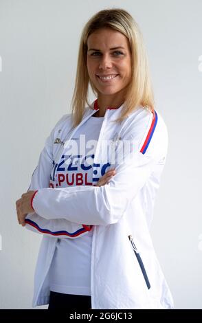 Der tschechische Athlet Nikola Ogrodnikova (Speer) posiert im neuen olympischen Anzug für die Olympischen Sommerspiele 2020 in Tokio in Prag, Tschechien, 3. Juli 2021. Stockfoto