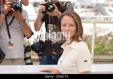 6. Juli 2021, CANNES, Frankreich: CANNES, FRANKREICH - 06. JULI: Jodie Foster nimmt an einer Fotoschau Teil, als sie am 06. Juli 2021 in Cannes, Frankreich, eine Ehrenpalme D'Or beim 74. Jährlichen Filmfestival in Cannes erhält. (Bild: © Frederick InjimbertZUMA Wire) Stockfoto