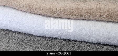 Der Hintergrund ist ein Satz von Frottee Baumwollhandtüchern grau beige weiß. Stockfoto
