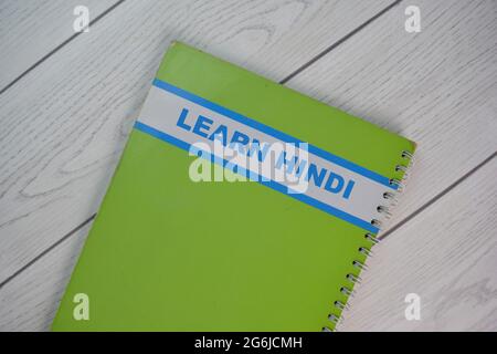 Das Buch von Learn Hindi isoliert auf Holztisch. Stockfoto