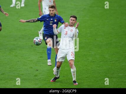 London, England, 6. Juli 2021. Ciro Immobile aus Italien stellt sich während des UEFA-EM-2020-Spiels im Wembley-Stadion in London gegen Aymeric Laporte aus Spanien. Bildnachweis sollte lauten: David Klein / Sportimage Stockfoto