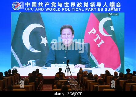 Peking, pakistanische Tehreek-e-Insaf-Partei und pakistanischer Premierminister. Juli 2021. Imran Khan, Vorsitzender der pakistanischen Tehreek-e-Insaf-Partei und pakistanischer Premierminister, spricht am 6. Juli 2021 vor der Kommunistischen Partei Chinas (KPCh) und dem Weltgipfel der politischen Parteien. Der Gipfel der CPC und der politischen Parteien der Welt fand am Dienstag über einen Videolink statt. Quelle: Jin Liangkuai/Xinhua/Alamy Live News Stockfoto