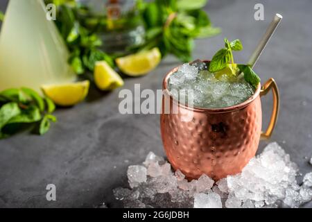 Moscow Mule cocktail in Kupfer-Cup mit Limette, Ingwer Bier, Wodka und Minze garnieren Stockfoto