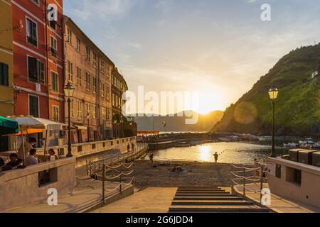 Vernazza, Italien - Juni 20 : Touristen sitzen auf den Terrassen der Restaurants in Vernazza am 20. Juni 2021. Stockfoto