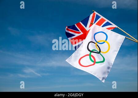 RIO DE JANEIRO - 19. APRIL 2016: Britische und olympische Flaggen hängen am hellblauen Himmel zusammen. Stockfoto