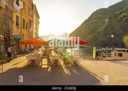 Vernazza, Italien - Juni 20 : Touristen sitzen auf den Terrassen der Restaurants in Vernazza am 20. Juni 2021. Stockfoto