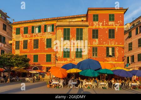 Vernazza, Italien - Juni 20 : Touristen sitzen auf den Terrassen der Restaurants in Vernazza am 20. Juni 2021. Stockfoto