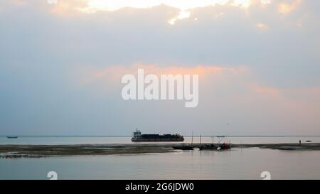 Der Padma (Ganga) ist der schönste Fluss in Bangladesch. Schöne Aussicht auf das Flussufer. Stockfoto