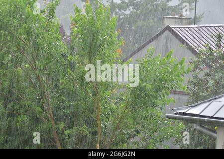 Bei einem Regenguss fallen Regentropfen auf das Dach. Regen. Stockfoto