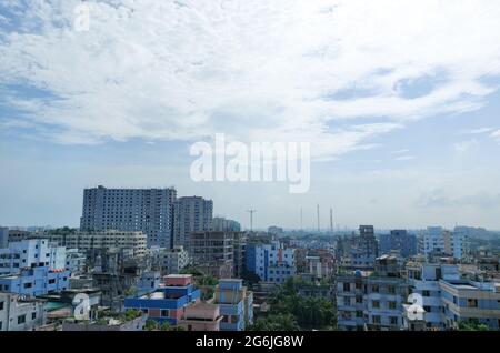 Bangladesh Hauptstadt Dhaka Stadtlandschaft an einem sonnigen Morgen. Blue Sky Dhaka City Blick auf die Stadt. Wunderschöne Stadt Bangladesch von oben. Stockfoto