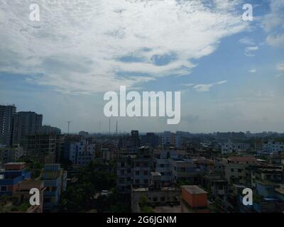 Bangladesh Hauptstadt Dhaka Stadtlandschaft an einem sonnigen Morgen. Blue Sky Dhaka City Blick auf die Stadt. Wunderschöne Stadt Bangladesch von oben. Stockfoto