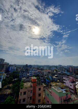 Bangladesh Hauptstadt Dhaka Stadtlandschaft an einem sonnigen Morgen. Blue Sky Dhaka City Blick auf die Stadt. Wunderschöne Stadt Bangladesch von oben. Stockfoto