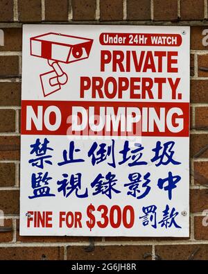 Rotes und blaues Schild in Chinatown für Privateigentum und kein Dumping, in Englisch und Chinesisch mit einer Geldstrafe für die B5300 geschrieben Stockfoto