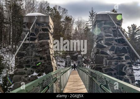 Nahaufnahme der Brückenpfeiler auf der Swinging Bridge über den St. Louis River im Jay Cooke State Park, Carlton, Minnesota, USA. Stockfoto