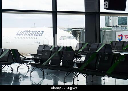 22.05.2021 Frankfurt, Deutschland - leere Lounge, Halle am internationalen Flughafen. Geringe Anzahl von Reisenden während der Epidemie 19. Stockfoto