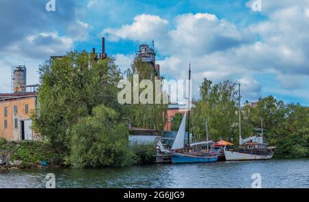 Ein Bild von zwei alten Fischerbooten, die in Stockholm angedockt sind. Stockfoto