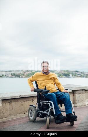 Porträt eines Mannes mit einer Behinderung im Rollstuhl Stockfoto