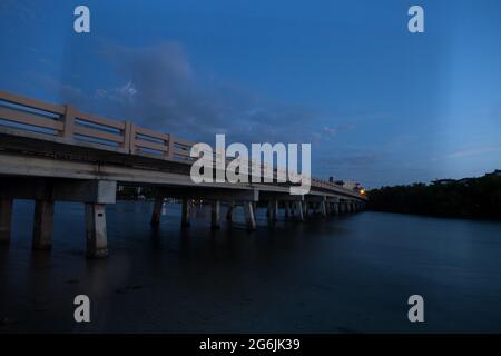 Nachthimmel über die Brücke über den Hickory Pass, der zum Meer in Bonita Springs, Florida führt. Stockfoto