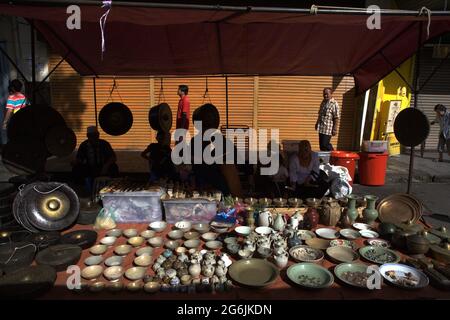 Ein Anbieter von Porzellan, Gongs und Antiquitäten während des Gaya Sunday Market in der Gaya Street, Kota Kinabalu, Sabah, Malaysia. Stockfoto