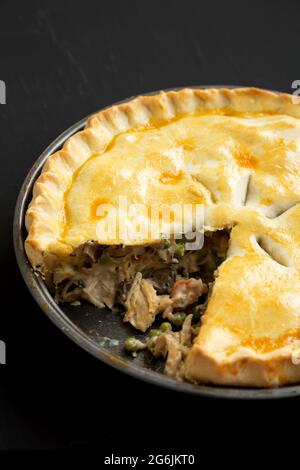Hausgemachter Chicken Pot Pie auf schwarzem Hintergrund, Seitenansicht. Stockfoto