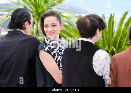 Palais des Festivals, Cannes, Frankreich. Juli 2021. Marion Cotillard posiert beim Fotocall für Annettee. Bild nach Kredit: Julie Edwards/Alamy Live News Stockfoto