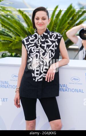 Palais des Festivals, Cannes, Frankreich. Juli 2021. Marion Cotillard posiert beim Fotocall für Annettee. Bild nach Kredit: Julie Edwards/Alamy Live News Stockfoto