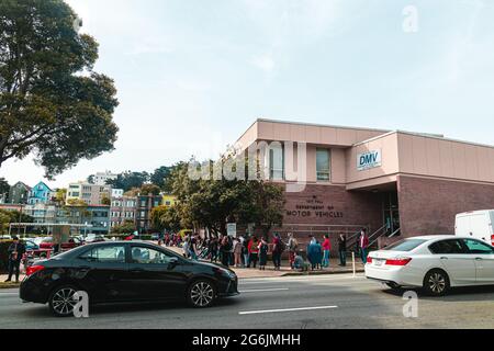 30. März 2018, San Francisco / CA / USA - Menschen warten in der Schlange, um eine DMV betreten zu können Stockfoto