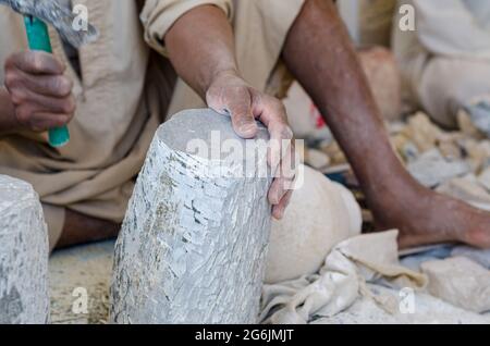 Hände eines ägyptischen Bildhauers bei der Arbeit mit einem SteinAlabaster aus nächster Nähe Stockfoto