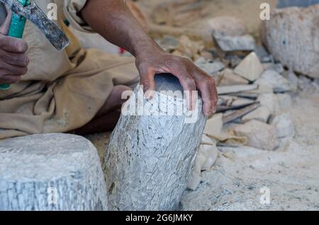 Hände eines ägyptischen Bildhauers bei der Arbeit mit einem SteinAlabaster aus nächster Nähe Stockfoto