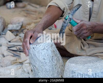 Hände eines ägyptischen Bildhauers bei der Arbeit mit einem SteinAlabaster aus nächster Nähe Stockfoto