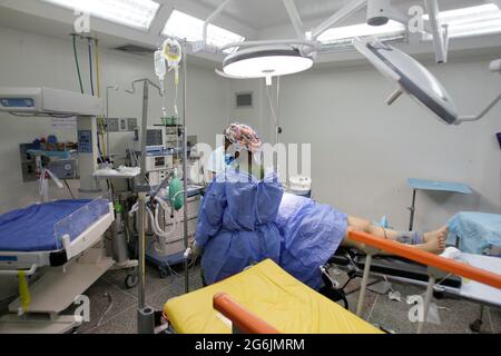 Maracaibo- Venezuela-19-06-2015- Maternity Castillo Plaza Eine Krankenschwester bereitet eine schwangere Frau auf einen Kaiserschnitt vor. Foto: JOSE ISAAC BULA Stockfoto