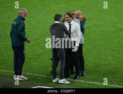 London, England, 6. Juli 2021. Der italienische Roberto Mancini-Trainer tröstet den spanischen Luis Enrique-Trainer nach einem Elfmeterschießen während des UEFA-EM-2020-Spiels im Wembley-Stadion in London. Bildnachweis sollte lauten: David Klein / Sportimage Stockfoto