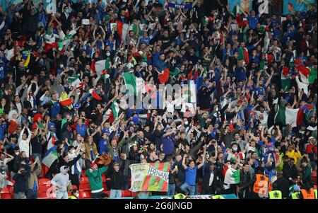 London, England, 6. Juli 2021.Italienische Fans feiern den Sieg während des UEFA Euro 2020-Spiels im Wembley Stadium, London. Bildnachweis sollte lauten: David Klein / Sportimage Stockfoto