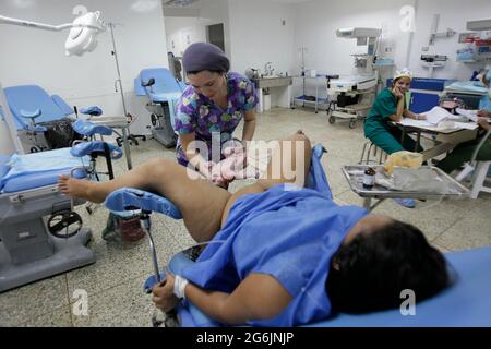 Maracaibo- Venezuela-19-06-2015- Maternity Castillo Plaza 17-jährige Frau mit neugeborenem Jungen im Krankenhaus. © JOSE ISAAC BULA. Stockfoto