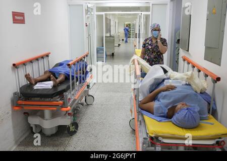 Maracaibo- Venezuela-19-06-2015- Maternitty Castillo Plaza in Venezuela. Schwangere warten im öffentlichen Hospiz auf die Entbindung eines Neugeborenen Stockfoto