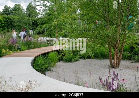 East Molesey, Surrey, Großbritannien. Juli 2021. Show Garden, der Cancer Research UK Legacy Garden, entworfen von Tom Simpson. Der Garten repräsentiert die Vermächtnis-Unterstützer und Forscher von Cancer Research UK, die auch Sponsoren des Gartens sind. Quelle: Maureen McLean/Alamy Stockfoto