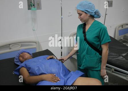 Maracaibo- Venezuela-19-06-2015- Mutterschaft Castillo Plaza in Venezuela. Frau, die auf der Wehen-Station schwanger ist und ein Baby hat. © JOSE ISAAC BULA URRUTIA / ALAMY Stockfoto
