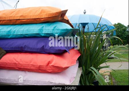 East Molesey, Surrey, Großbritannien. Juli 2021. Bunte Kissen und Weinkühler zum Verkauf. Quelle: Maureen McLean/Alamy Stockfoto