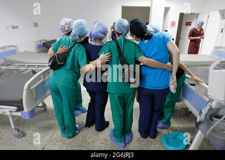 Maracaibo-Venezuela-19-06-2015- Maternity Castillo Plaza in Maternity Doctor Gynäkologe posieren für ein Foto am Ende der Schicht. Foto Jose Bula Stockfoto