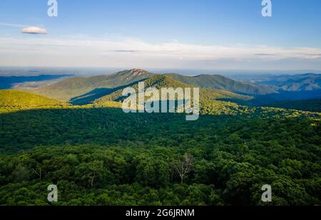 Landschaftlich reizvolle Luftaufnahme der Berge und Hügel von Shenandoah von oben während des Sonnenuntergangs Stockfoto