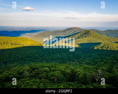 Landschaftlich reizvolle Luftaufnahme der Berge und Hügel von Shenandoah von oben während des Sonnenuntergangs Stockfoto