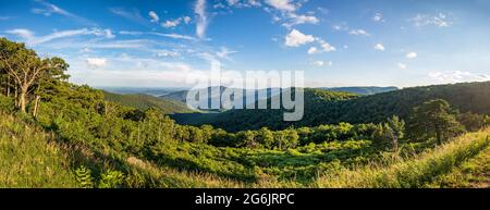 Breiter Panoramabild der Berge und Hügel von Shenandoah von oben hohe Auflösung Stockfoto