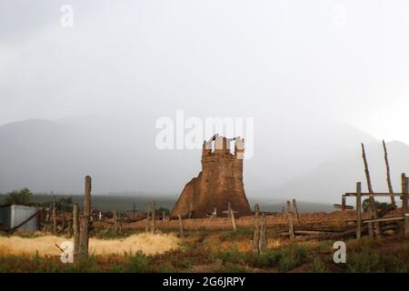 Gruseliger Taos Pueblo Friedhof an einem stürmischen nebligen Tag - in der Nähe der alten Ruinen der Ureinwohner Amerikas in der Nähe von Taos New Mexico Stockfoto