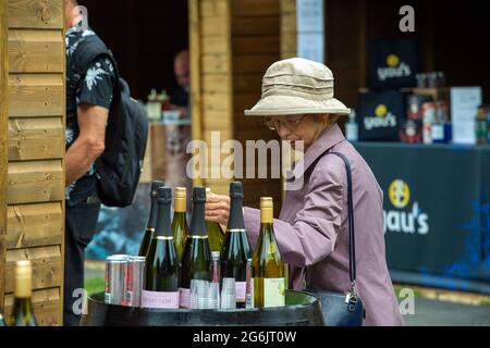 East Molesey, Surrey, Großbritannien. Juli 2021. Wein- und Essensstände beim RHS Hampton Court Palace Garden Festival. Quelle: Maureen McLean/Alamy Stockfoto